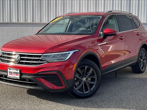 Used 2022 Volkswagen Tiguan SE w/ Panoramic Sunroof Package image 2