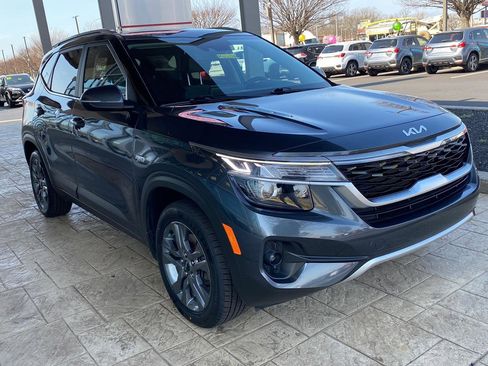 Used 2023 Kia Seltos S w/ Navigation Package AWD/4WD image 3