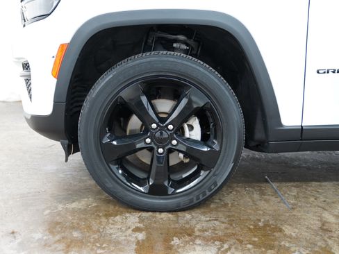 Certified 2023 Jeep Grand Cherokee Altitude image 15