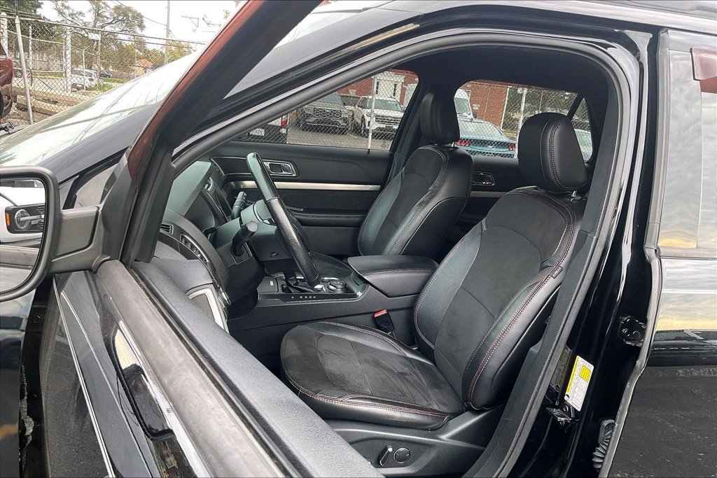 Used 2018 Ford Explorer XLT w/ Equipment Group 202A AWD/4WD image 24