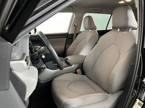 Used 2023 Toyota Highlander LE image 4