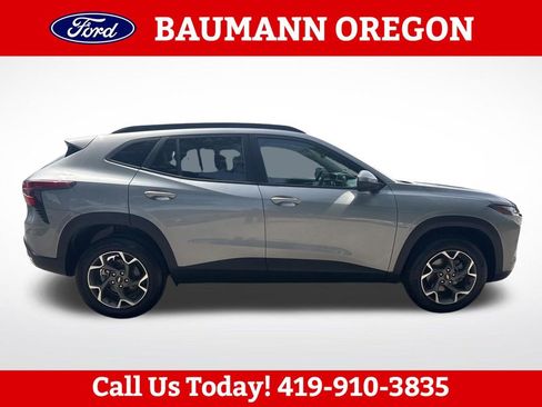 Used 2025 Chevrolet Trax LT FWD image 2