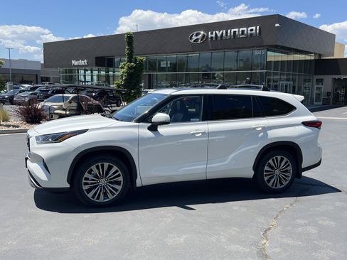 Used 2021 Toyota Highlander Platinum AWD/4WD image 1