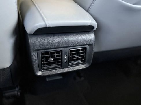 Used 2021 Toyota Venza Limited image 38