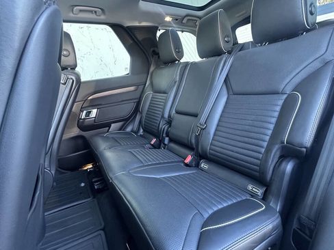 Used 2017 Land Rover Discovery HSE image 13