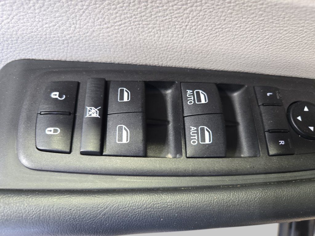 Used 2024 Chrysler Pacifica Touring-L FWD image 33