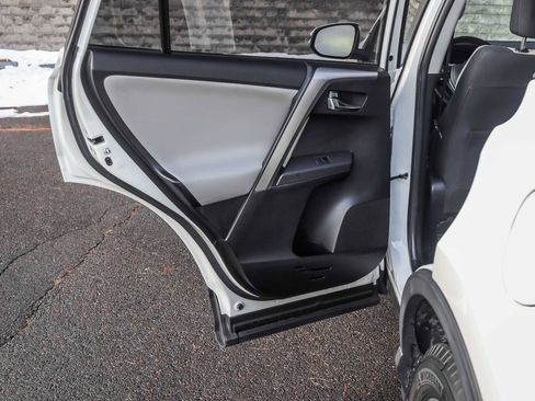 Used 2018 Toyota RAV4 XLE image 19