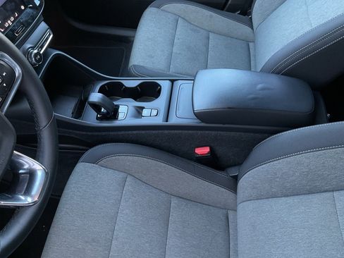 Used 2024 Volvo XC40 B5 Core image 32