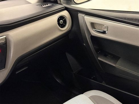 Used 2018 Toyota Corolla LE image 14