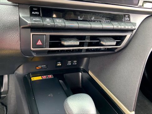 Used 2025 Toyota Camry LE w/ Convenience Package image 30