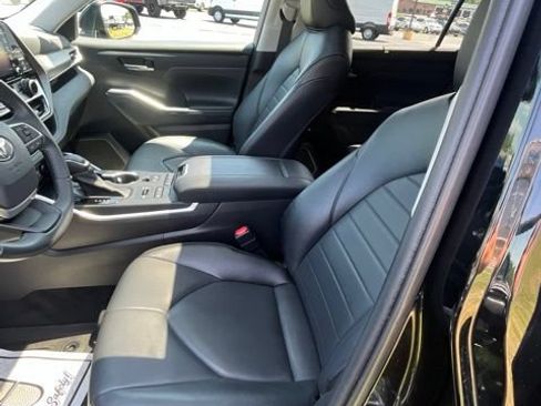 Used 2022 Toyota Highlander XLE AWD/4WD image 11