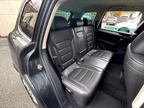 Used 2016 Volkswagen Touareg Sport image 26