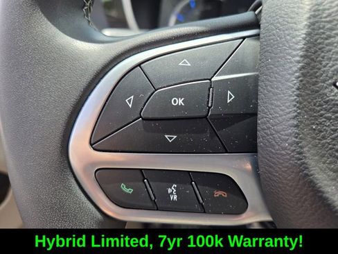 Used 2023 Chrysler Pacifica Limited FWD image 29