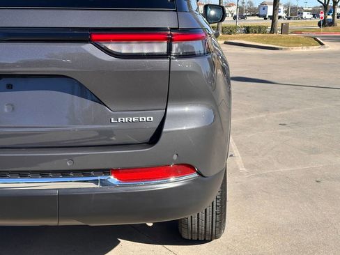 Used 2025 Jeep Grand Cherokee Laredo X image 11