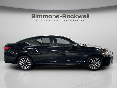 Used 2025 Nissan Altima 2.5 SV FWD image 5