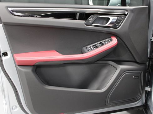 New 2026 Porsche Macan image 24