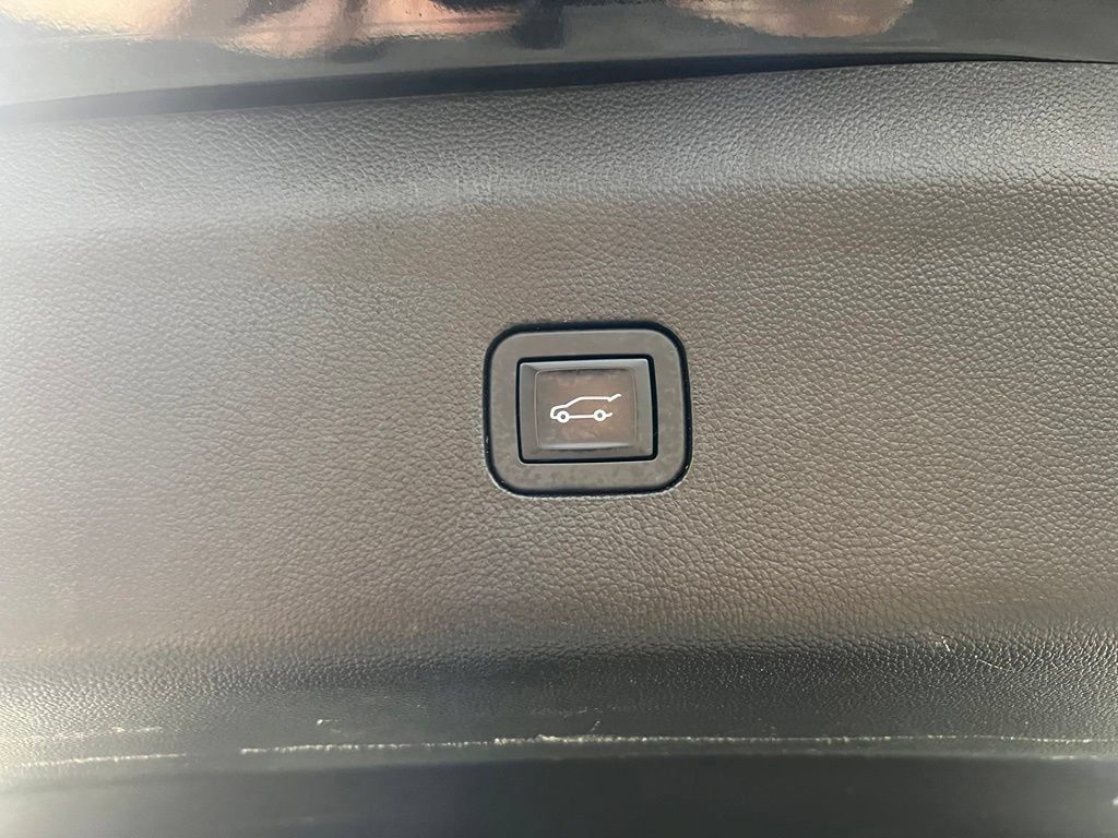 Used 2019 Buick Enclave Avenir w/ Avenir Technology Package AWD/4WD image 16