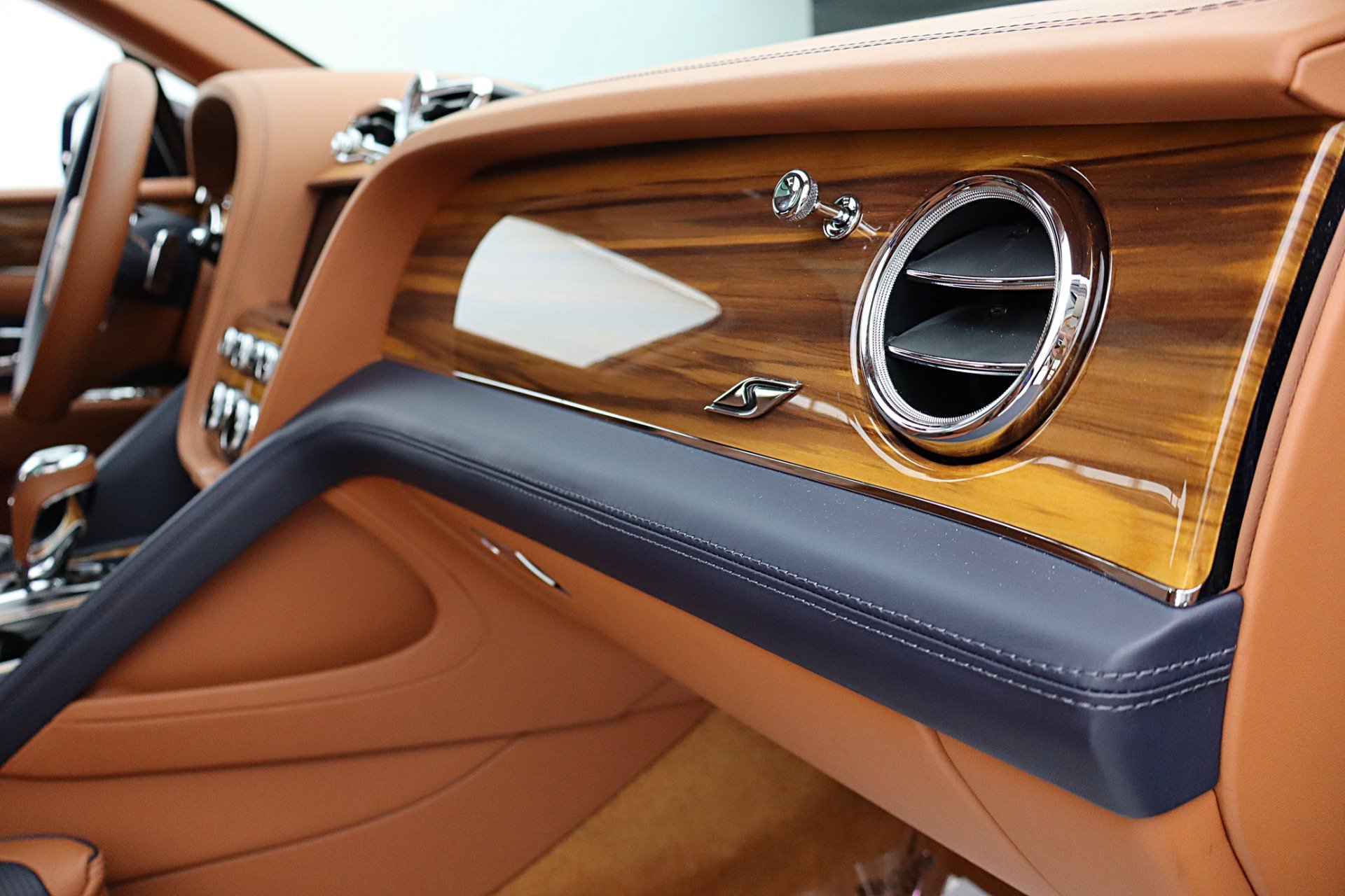 Certified 2022 Bentley Bentayga AWD/4WD image 32