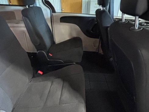 Used 2016 Dodge Grand Caravan SE FWD image 9