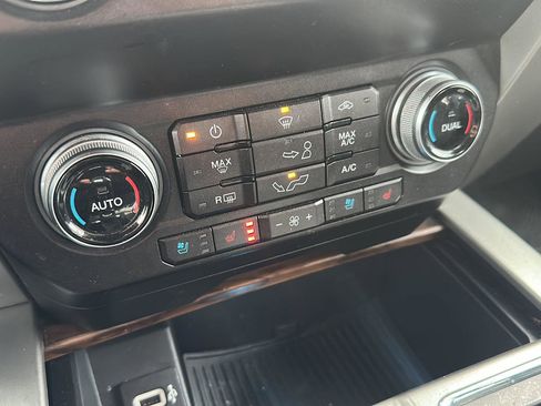 Used 2019 Ford F150 Lariat w/ Equipment Group 502A Luxury image 20