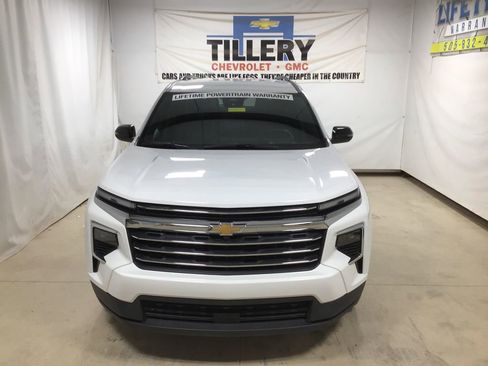 Used 2025 Chevrolet Traverse LT image 2