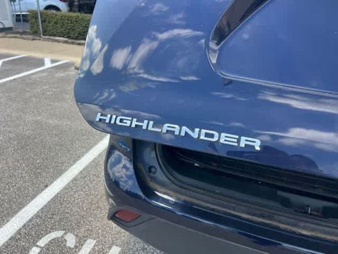 Used 2021 Toyota Highlander XLE FWD image 8