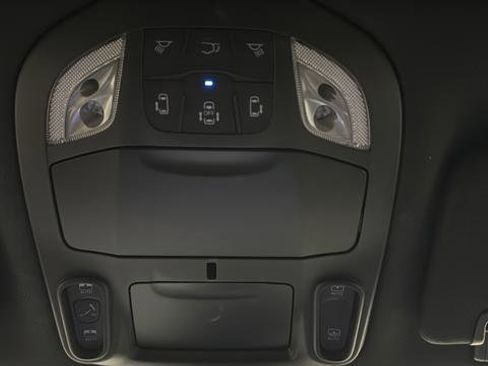 Used 2025 Chrysler Pacifica Limited FWD image 19