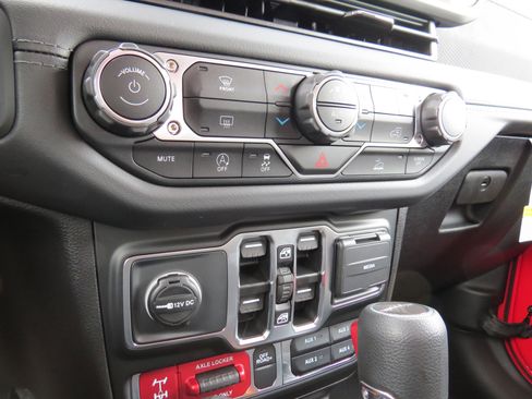 New 2025 Jeep Gladiator Mojave image 30