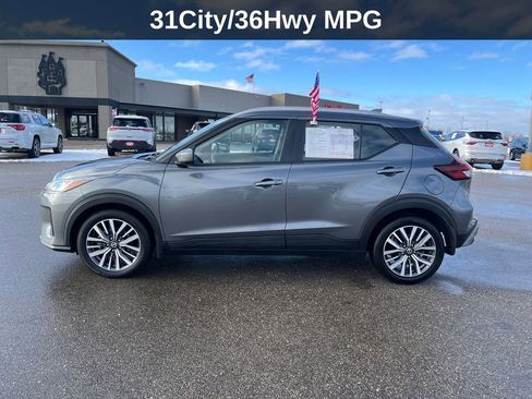 Used 2021 Nissan Kicks SV image 2