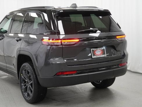 New 2025 Jeep Grand Cherokee Limited image 12