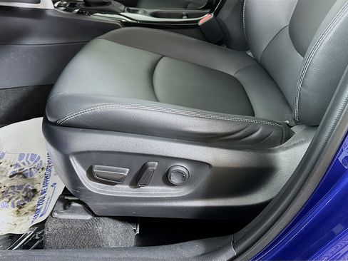 Used 2023 Toyota Corolla Cross XLE w/ Convenience Package image 18