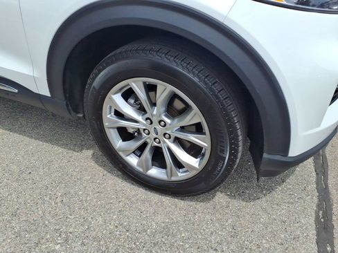 Used 2024 Ford Explorer XLT w/ Equipment Group 202A AWD/4WD image 5