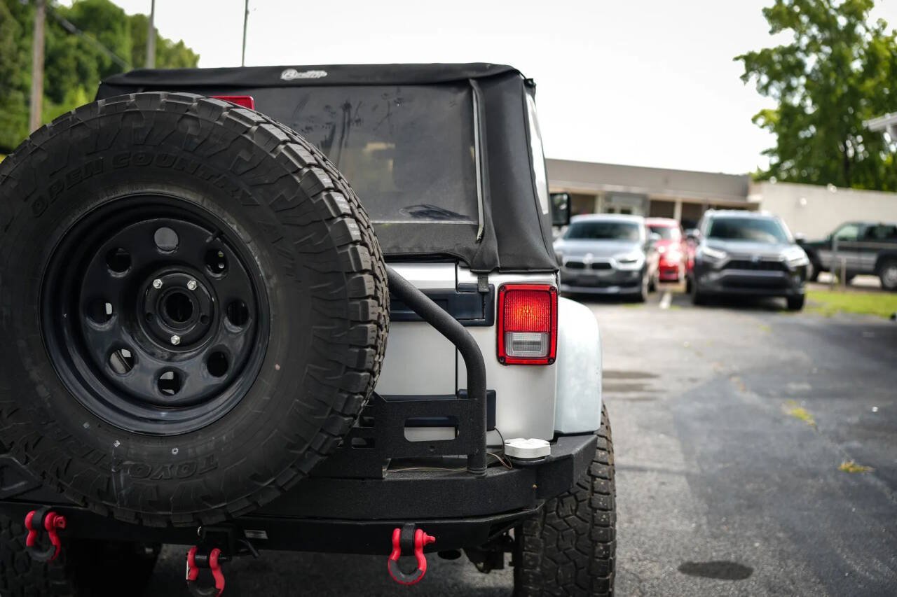 Used 2012 Jeep Wrangler Unlimited Rubicon w/ Dual Top Group AWD/4WD image 19