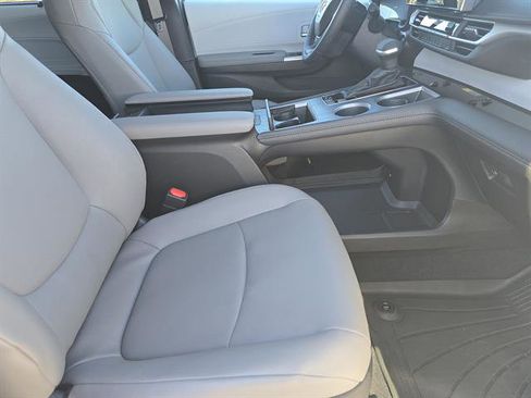 Used 2025 Toyota Sienna XLE image 16