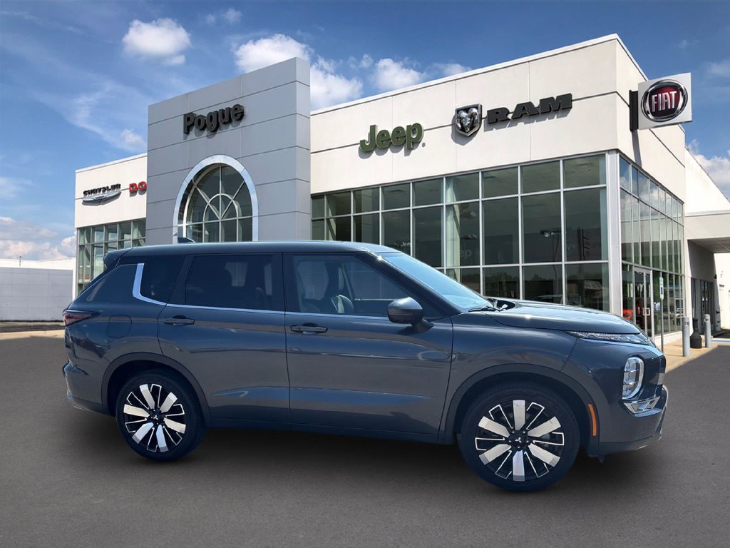 Used 2025 Mitsubishi Outlander SE FWD image 2