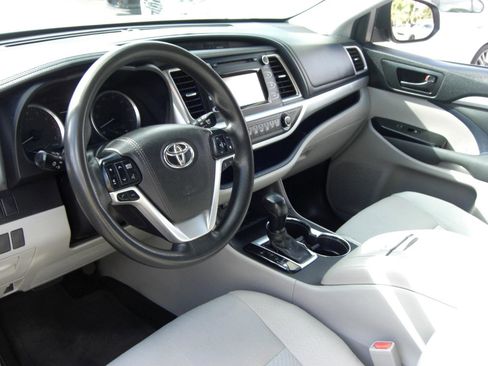 Used 2017 Toyota Highlander LE w/ Carpet Mat Package FWD image 7