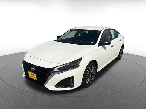 Used 2025 Nissan Altima 2.5 SV FWD image 5