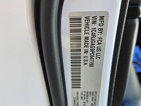 Used 2023 Jeep Grand Cherokee Altitude image 16