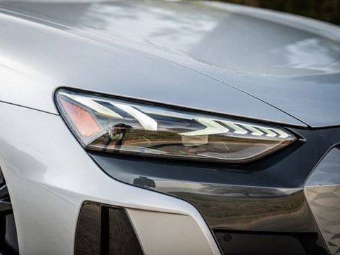 Used 2022 Audi e-tron GT Premium Plus image 8