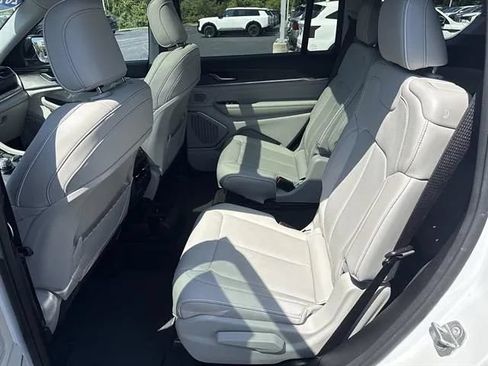 Used 2023 Jeep Grand Cherokee L Overland AWD/4WD image 16
