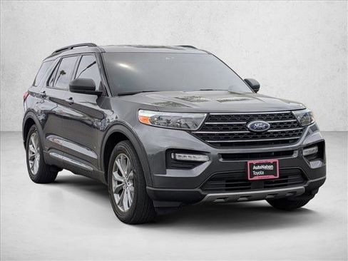 Used 2020 Ford Explorer XLT w/ Equipment Group 202A image 3
