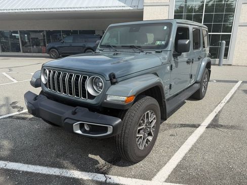 Used 2024 Jeep Wrangler Unlimited Sahara w/ Technology Group AWD/4WD image 2