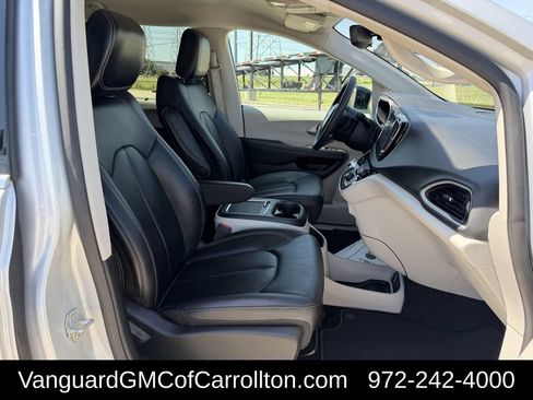 Used 2024 Chrysler Pacifica Touring-L FWD image 30