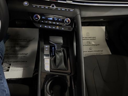 Used 2025 Hyundai Elantra SEL image 24