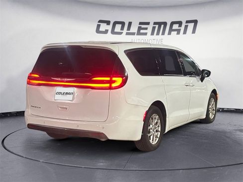 Used 2024 Chrysler Pacifica Touring-L image 5