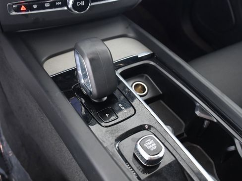 Used 2025 Volvo XC60 B5 Plus image 17