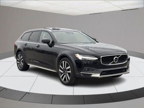 Used 2021 Volvo V90 T6 Cross Country image 2