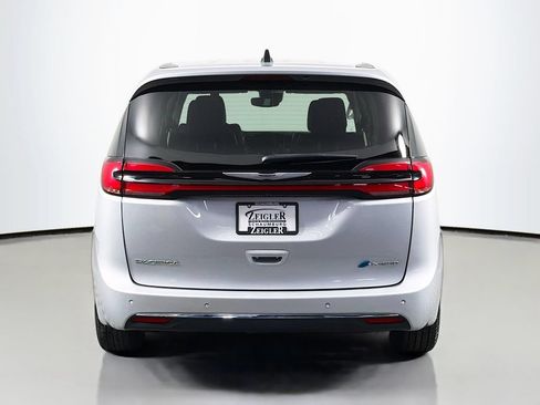 Used 2023 Chrysler Pacifica Touring-L FWD image 6