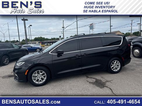 Used 2022 Chrysler Pacifica Touring-L FWD image 1