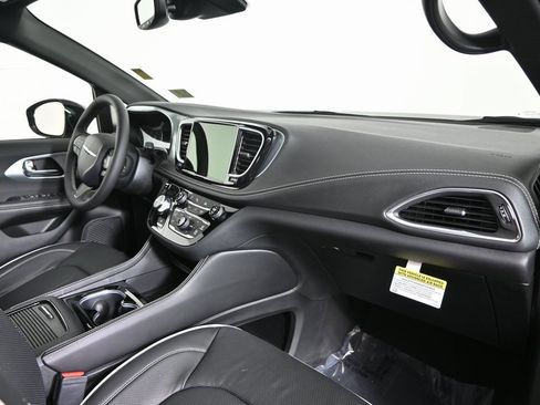 New 2026 Chrysler Pacifica Limited image 14